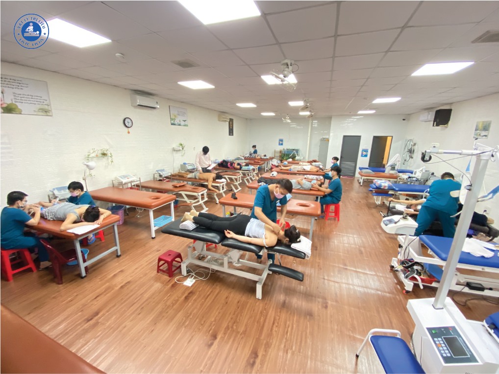 Bệnh nhân điều trị thoát vị đĩa đệm đốt sống cổ tại phòng khám Đức Hòa